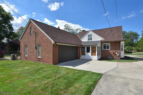 9415 Elsmere Dr, Parma, OH 44130 photo 2