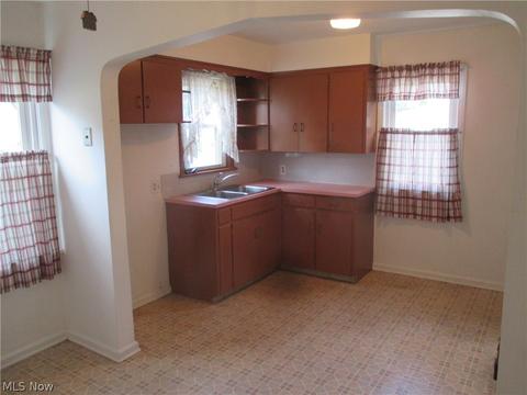 46 Helena Dr, Struthers, OH 44471 photo 2