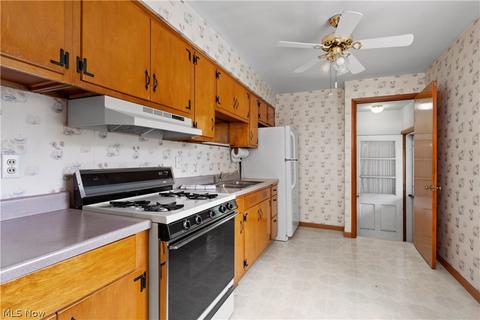 327 Beebe Ave, Elyria, OH 44035 photo 4