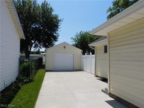 2042 E 45th St, Ashtabula, OH 44004 photo 9