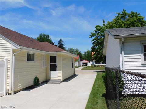 2042 E 45th St, Ashtabula, OH 44004 photo 4