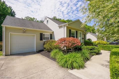 34130 Maple Dr, Solon, OH 44139 photo 2