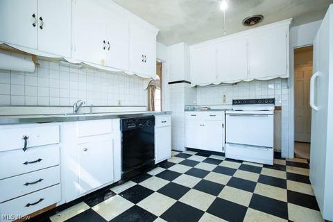 17200 Libby Blvd, Maple Heights, OH 44137 photo 11