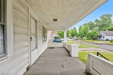 1104 Dayton St, Akron, OH 44310 photo 2