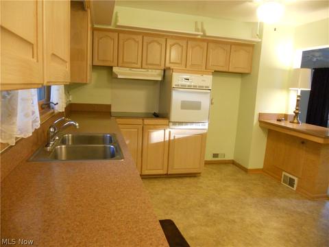 6247 Meadowbrook Dr, Mentor, OH 44060 photo 4