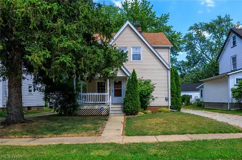 153 Longfellow St, Elyria, OH 44035 photo 2