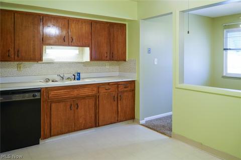 951 E 248th St, Euclid, OH 44123 photo 8