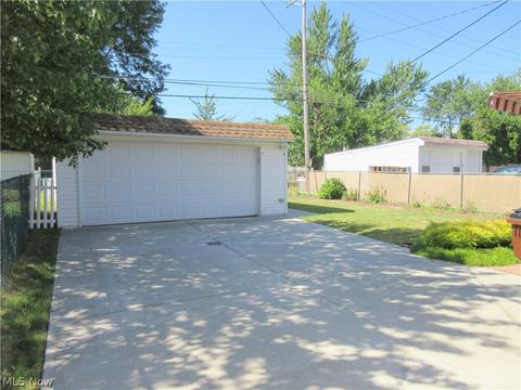 4415 Maplecrest Ave, Parma, OH 44134 photo 3