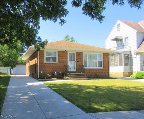 4415 Maplecrest Ave, Parma, OH 44134 photo 1