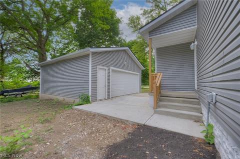 614 Easter Ave, Akron, OH 44307 photo 3