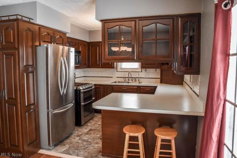 7055 Pinecrest St NE, Canton, OH 44721 photo 3