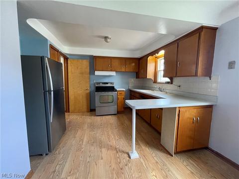 7902 Pelham Dr, Parma, OH 44129 photo 3