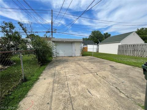 7902 Pelham Dr, Parma, OH 44129 photo 2