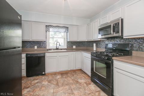 1137 Bell Ct, Elyria, OH 44035 photo 2