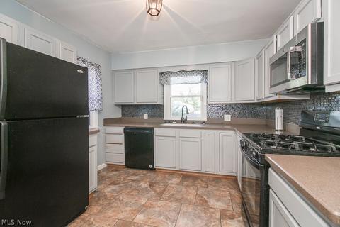 1137 Bell Ct, Elyria, OH 44035 photo 4