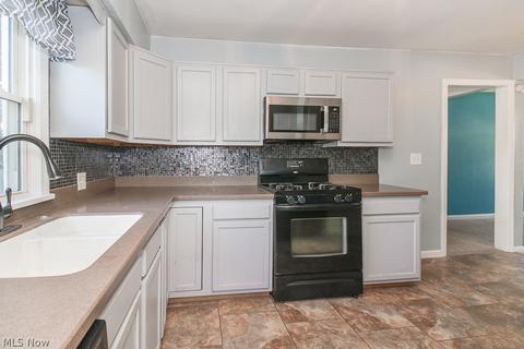 1137 Bell Ct, Elyria, OH 44035 photo 3
