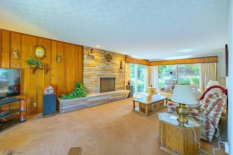 3842 Edgewood Dr, Lorain, OH 44053 photo 4