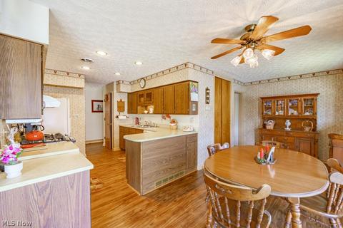 3842 Edgewood Dr, Lorain, OH 44053 photo 5