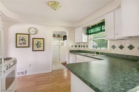 1089 Hillside Rd, Seven Hills, OH 44131 photo 8