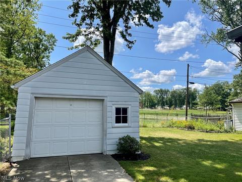 455 Cambridge Ave, Elyria, OH 44035 photo 2