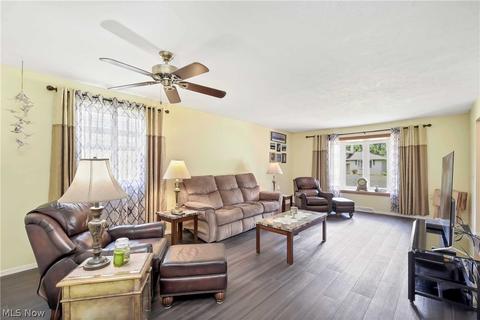 7744 E Linden Ln, Parma, OH 44130 photo 4