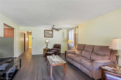 7744 E Linden Ln, Parma, OH 44130 photo 3