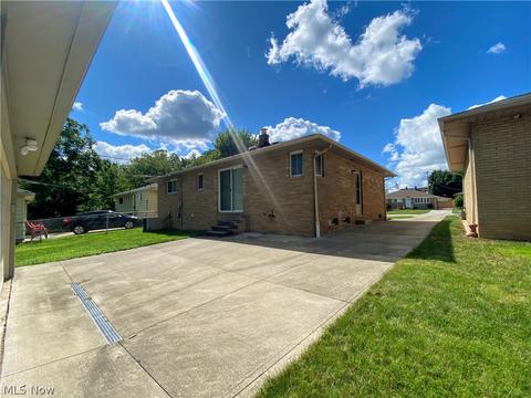 15009 Kennerdown Ave, Maple Heights, OH 44137 photo 2