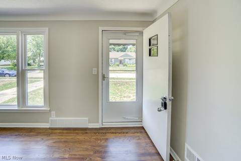 2165 E 290th St, Wickliffe, OH 44092 photo 2