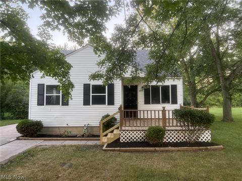 1239 Maple Dr, Lorain, OH 44052 photo 1