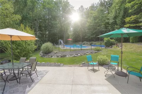320 Chadwick Dr, Aurora, OH 44202 photo 2