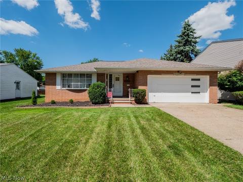 2262 Augustine Dr, Parma, OH 44134 photo 1