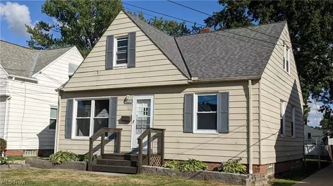 29946 Elgin Rd, Wickliffe, OH 44092 photo 2