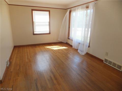 8325 Snow Rd, Parma, OH 44129 photo 2