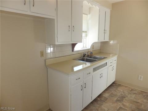 8325 Snow Rd, Parma, OH 44129 photo 4