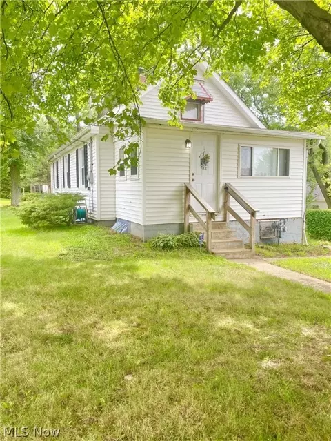 1631 Mohawk Dr, Akron, OH 44306 photo 1