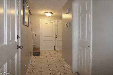 524 Skylark Ct, Elyria, OH 44035 photo 2