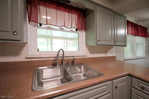 524 Skylark Ct, Elyria, OH 44035 photo 9