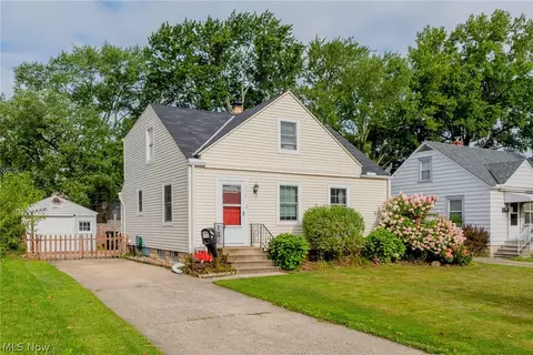 264 Hawthorne St, Elyria, OH 44035 photo 2