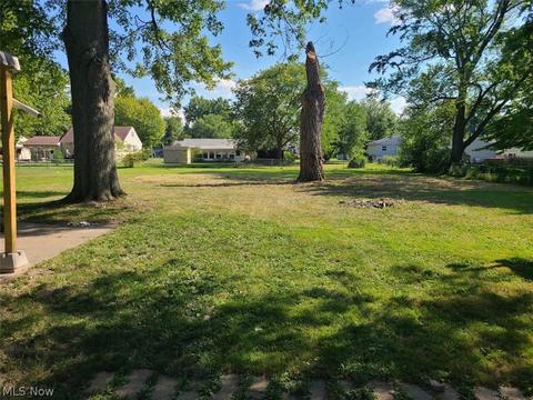1136 E 16th St, Ashtabula, OH 44004 photo 2