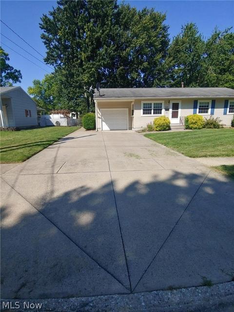6202 Debra Dr, Lorain, OH 44053 photo 3