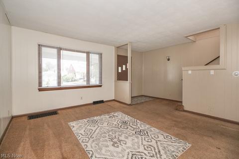 2542 E 32nd St, Lorain, OH 44055 photo 2