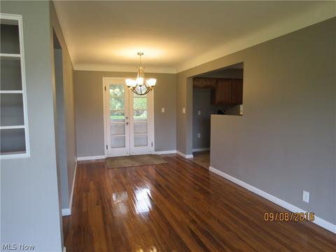 314 Cherry Ln, Seven Hills, OH 44131 photo 5