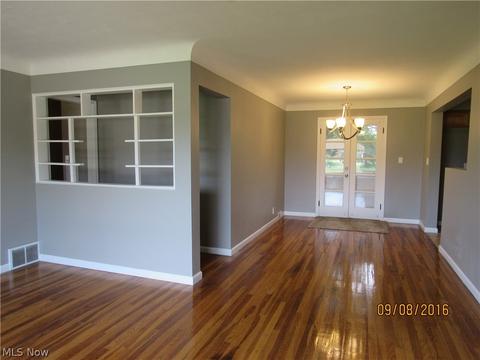314 Cherry Ln, Seven Hills, OH 44131 photo 4