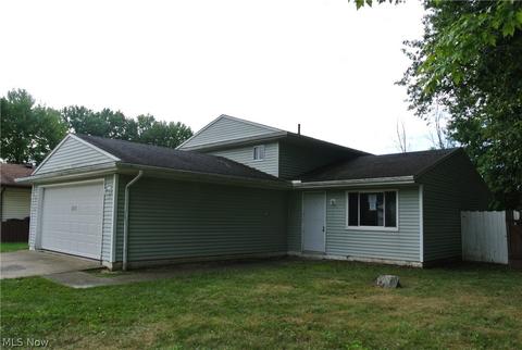 417 Carol Ln, Elyria, OH 44035 photo 2