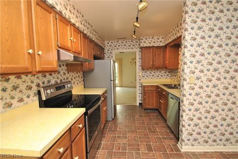 836 Sutton Pl, Akron, OH 44313 photo 6