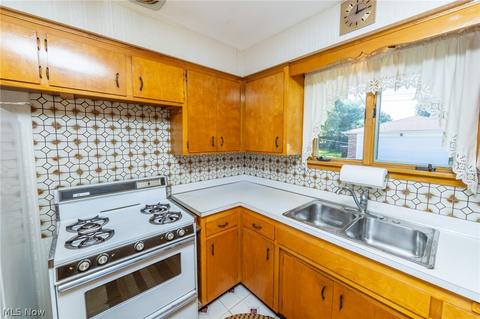 11085 Johnson Dr, Parma, OH 44130 photo 3