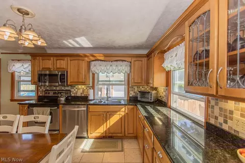 9516 Biddulph Rd, Brooklyn, OH 44144 photo 8