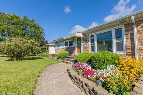9516 Biddulph Rd, Brooklyn, OH 44144 photo 2