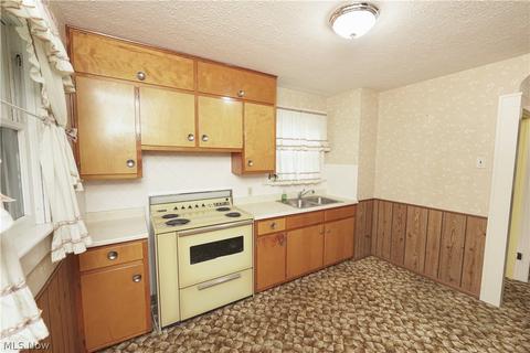 642 Lucille Ave, Akron, OH 44310 photo 2