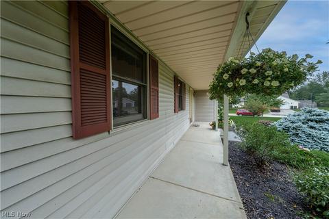 709 Kent Cir, Elyria, OH 44035 photo 4